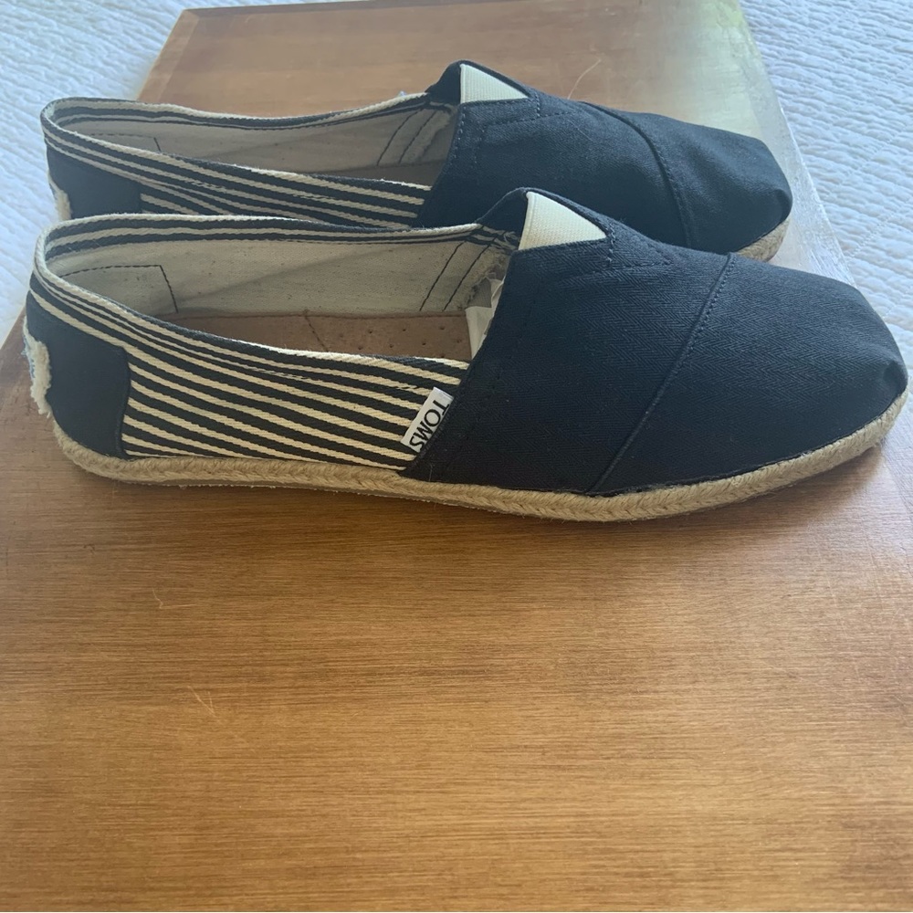 TOMS CLASSIC UNIVERSITY BLACK & CREAM CANVAS FLAT SLIP ON/ 9.5 MENS OR 11 WOM
